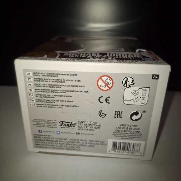 Funko Pop! basketball figure features the legendary Michael Jordan in a bronze - Picture 4 of 6